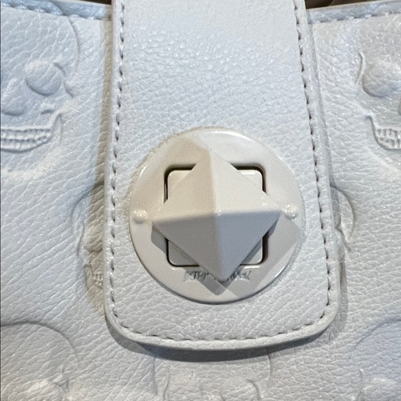 Betsey Johnson | “Cream Skull Boss” Bucket w/ Floral Strap - Picture 5 of 15